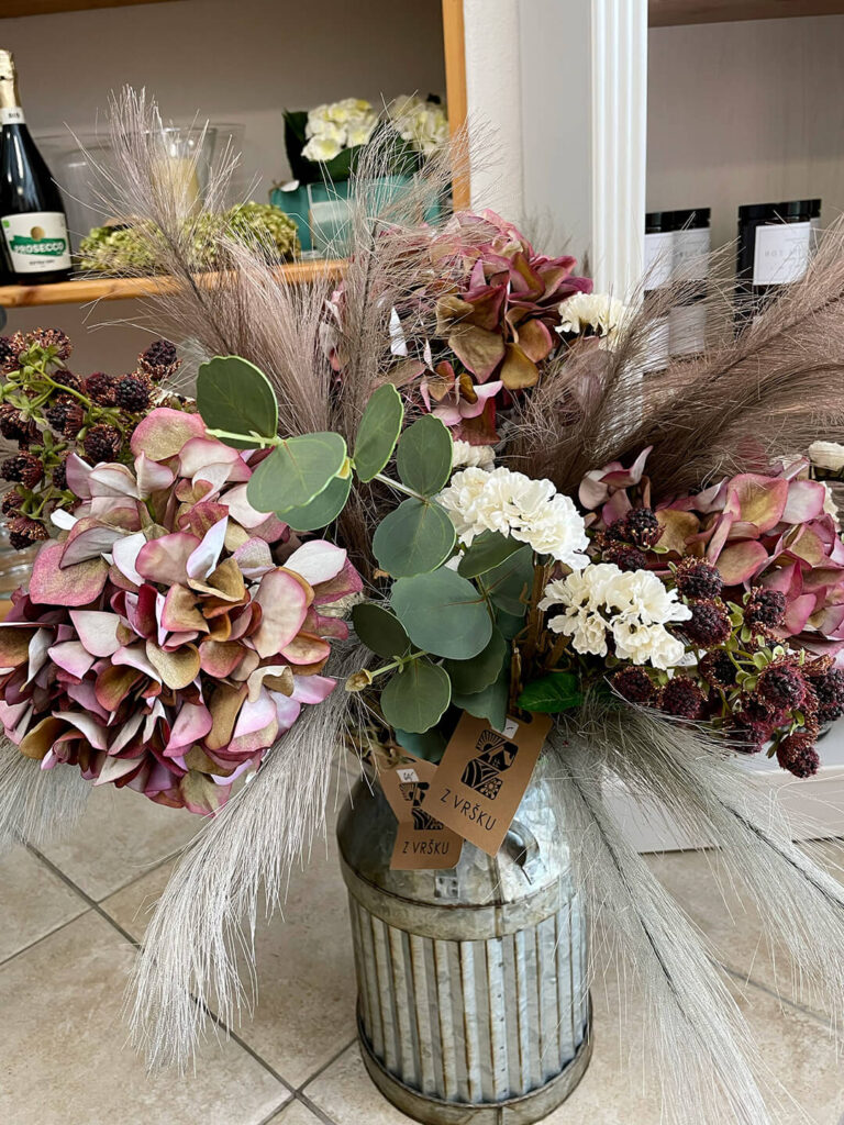 aranže a flowerboxy - Květinářství Z vršku - Ne zcela tradiční vazby, co potěší i náročné.