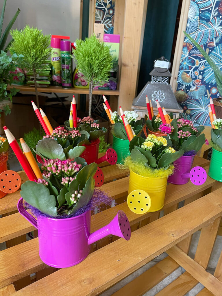 aranže a flowerboxy - Květinářství Z vršku - Ne zcela tradiční vazby, co potěší i náročné.