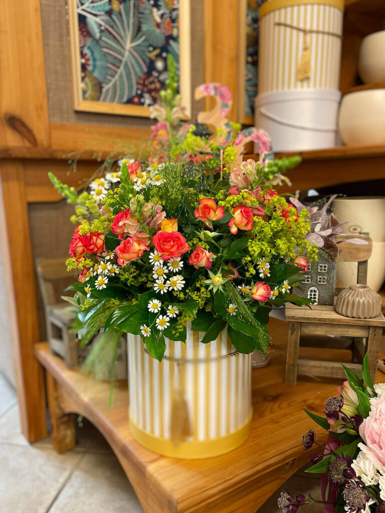 aranže a flowerboxy - Květinářství Z vršku - Ne zcela tradiční vazby, co potěší i náročné.
