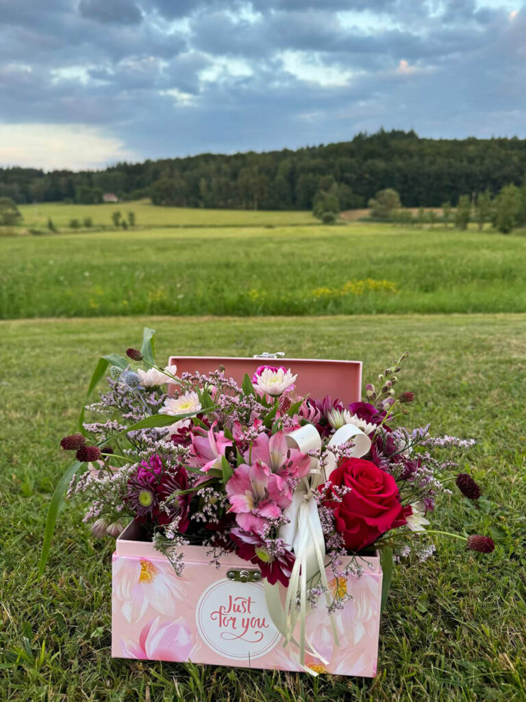 aranže a flowerboxy - Květinářství Z vršku - Ne zcela tradiční vazby, co potěší i náročné.