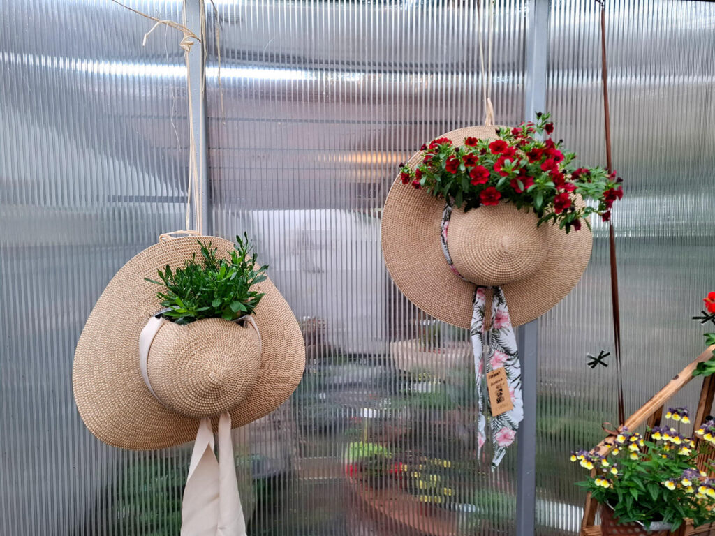 aranže a flowerboxy - Květinářství Z vršku - Ne zcela tradiční vazby, co potěší i náročné.