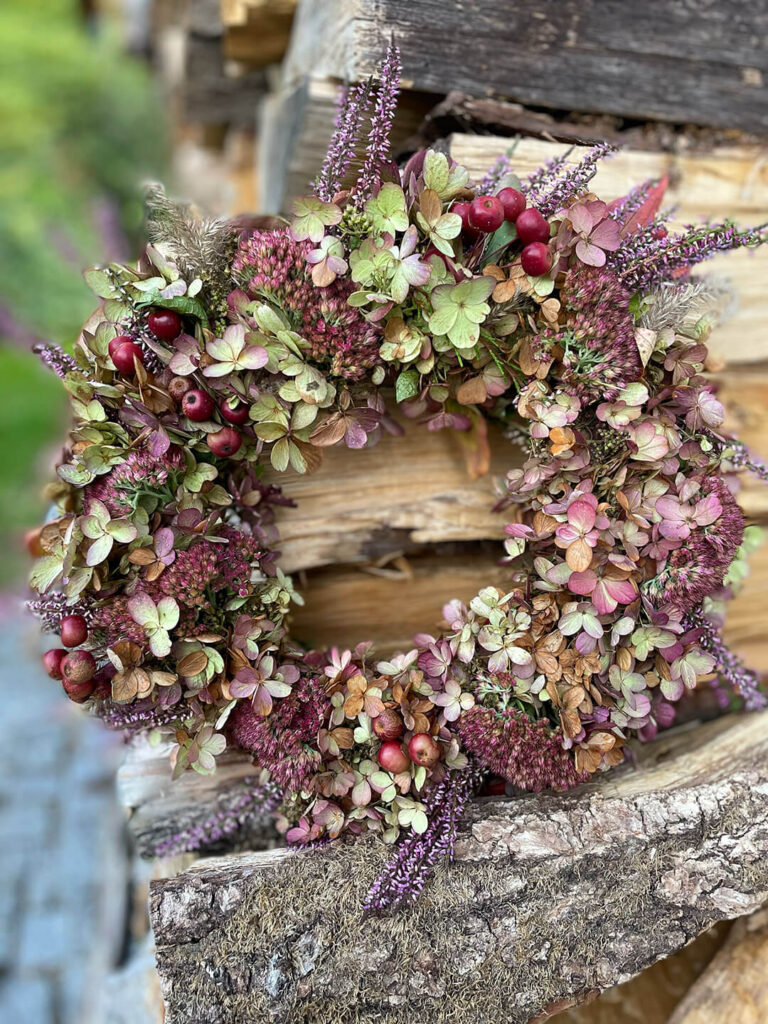 věnce - Květinářství Z vršku - Vykutálená paráda na dveře i stoly z vršku